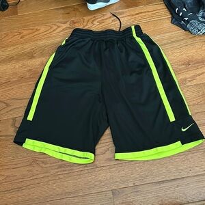 Men Nike shorts like new size medium